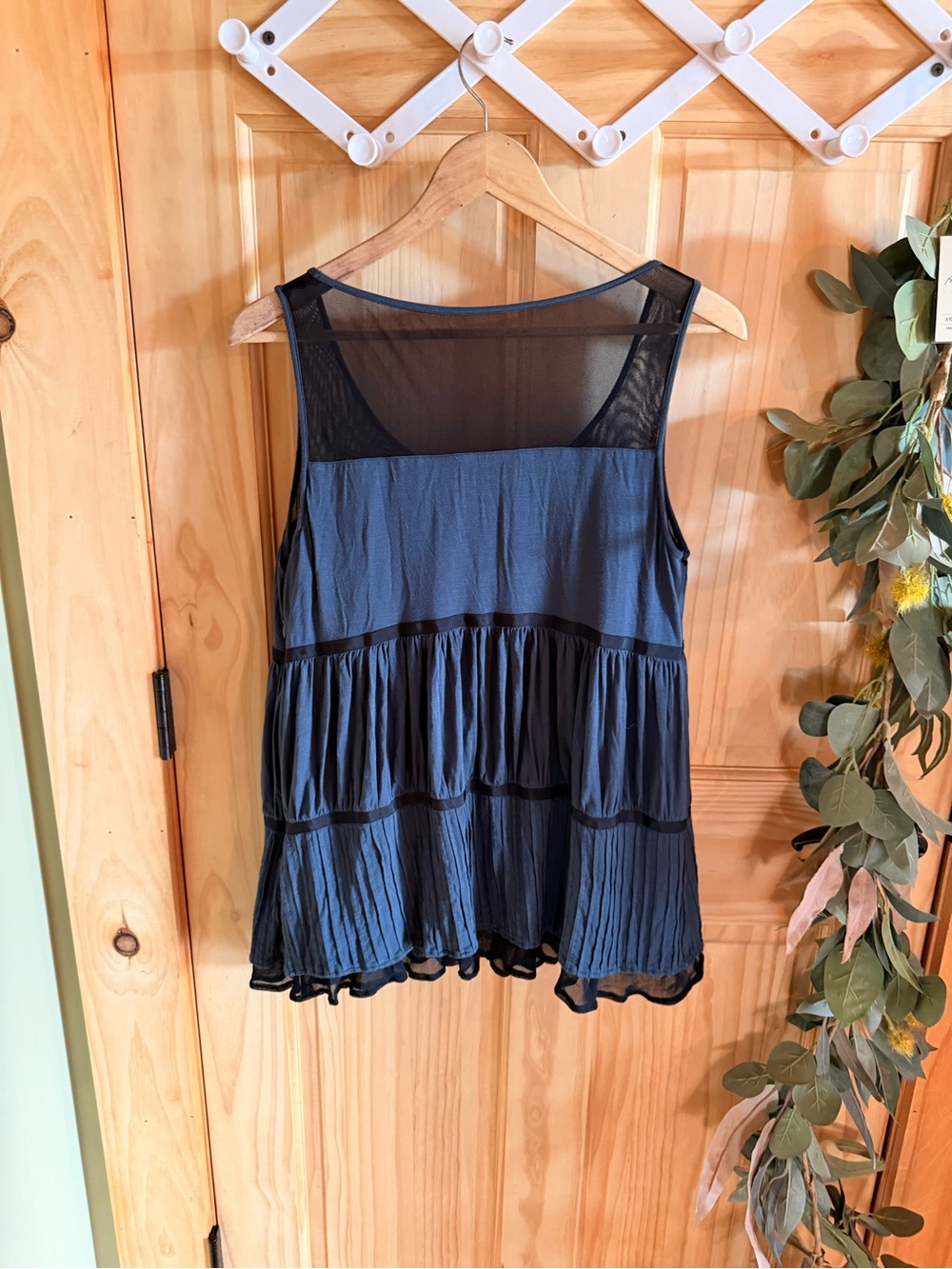 Moda International dark gray & black Tiered Mesh Yoke Tank ruffle hem xl women’s